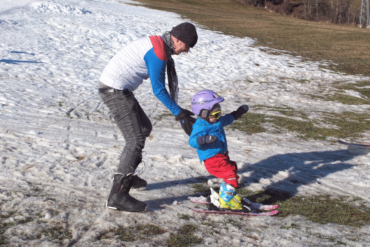 Skifahren mit Hapimag. Unsere kleine Tochter bei ihren ersten Skifahrversuchen bei sehr wenig Schnee.