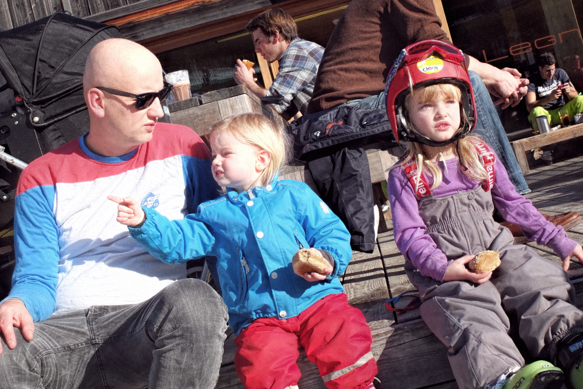 Skifahren mit Hapimag. Mittagspause mit Papa und den Mädels auf der Hütte in der Sonne.