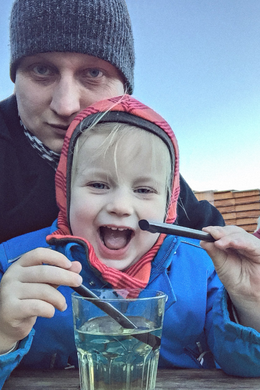 LIFE for FIVE. Kinderski.Papa Daniel mit seiner kleinen Tochter bei der Mittagspause beim Skifahren.
