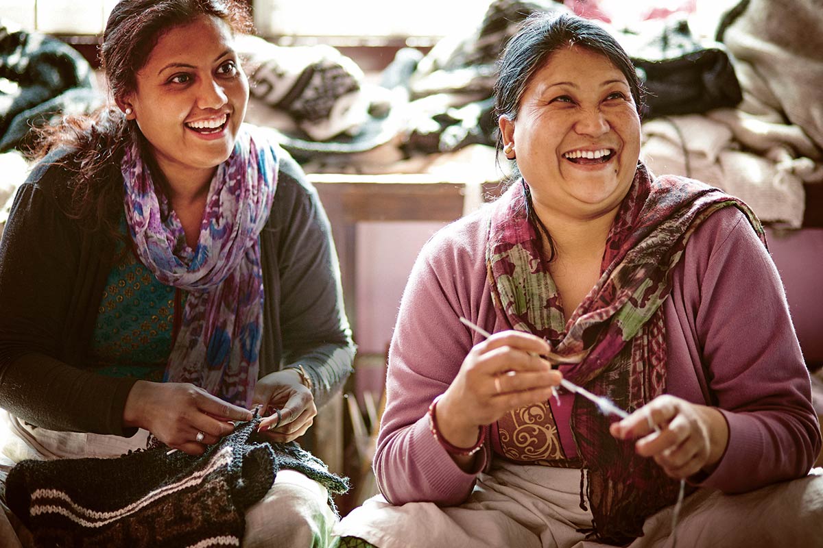 LIFEforFIVE-Nachhaltigkeit Zwei Frauen aus Nepal bei Ihrer Handarbeit für sherpa.