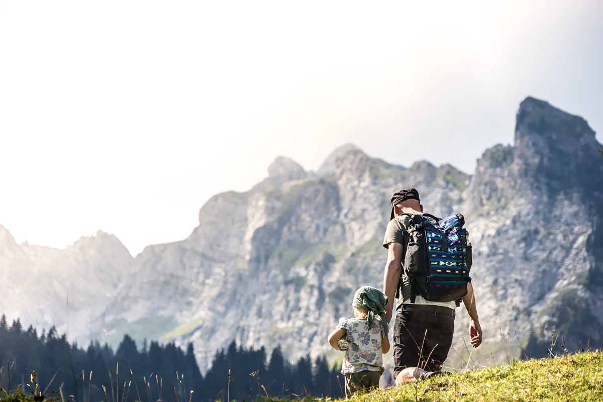 LIFE-for-FIVE-fernweh-Papa mit Tochter beim Bergwandern