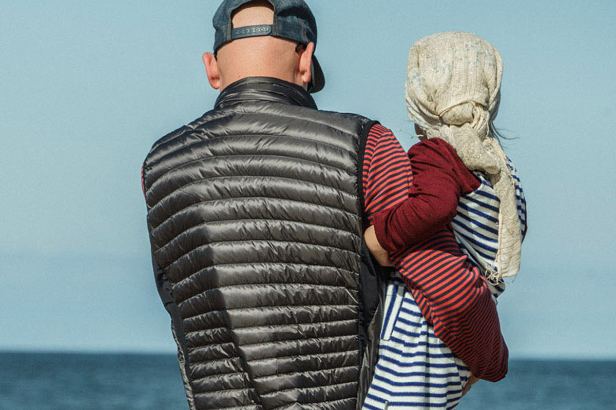 LIFEforFIVE-Uruguay-Mann mit Kind blickt auf das Meer.